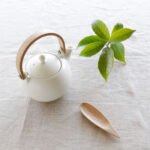 SALIU YUI 祥「結」日本製美濃燒日式茶壺 600ml 白色 桌上俯視展示