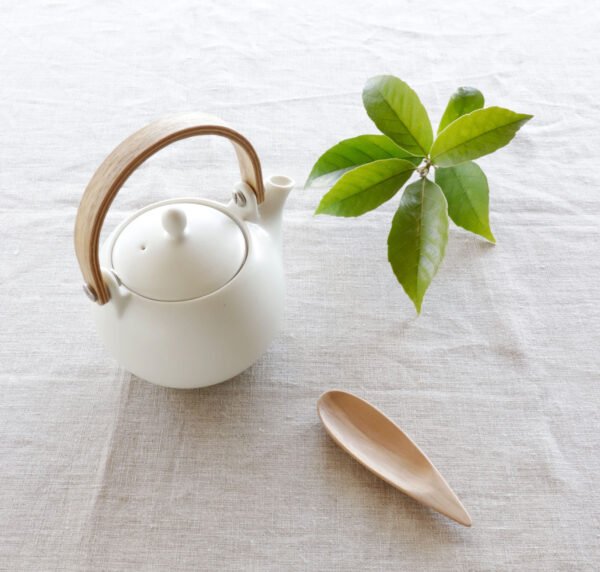 SALIU YUI 祥「結」日本製美濃燒日式茶壺 600ml 白色 桌上俯視展示