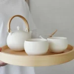 SALIU YUI 祥「結」日本製美濃燒日式茶壺 白色套裝 女性雙手托圓形托盤示意