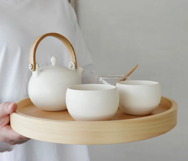 SALIU YUI 祥「結」日本製美濃燒日式茶壺 白色套裝 女性雙手托圓形托盤示意