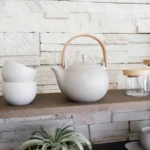 日本製 SALIU YUI 結 美濃燒日式茶壺 600ml 白色套裝 置於層架展示