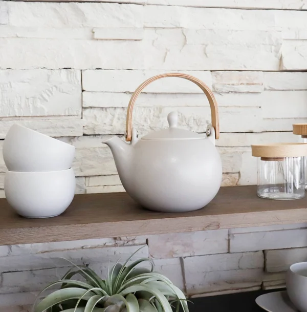 日本製 SALIU YUI 結 美濃燒日式茶壺 600ml 白色套裝 置於層架展示