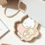 Miffy 手機支架托盤 Miffy & Bear, 白色手機右側角度展示