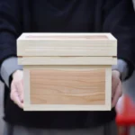 靜岡製 矮身款茶箱 5kg 茶葉用,雙手捧着的正面圖片