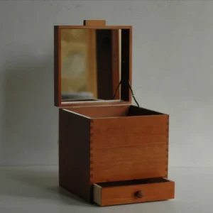 日本鐵杉 梳妝收納盒, 上蓋與下層抽屜打開並可見內側鏡面