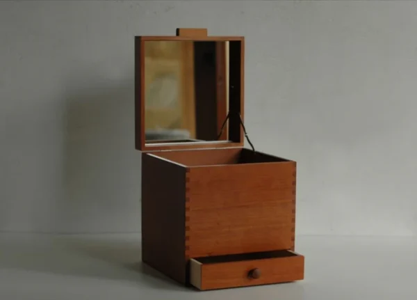 日本鐵杉 梳妝收納盒, 上蓋與下層抽屜打開並可見內側鏡面