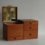 日本鐵杉 梳妝收納盒, 上蓋打開並與同系列三抽盒並排展示