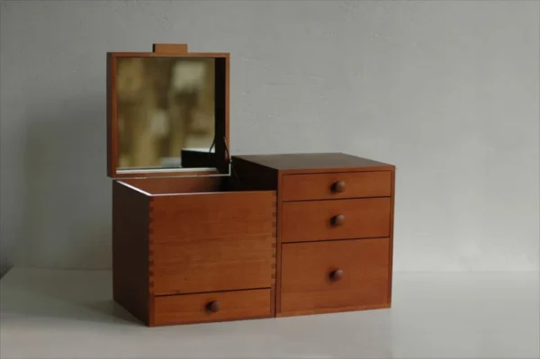 日本鐵杉 梳妝收納盒, 上蓋打開並與同系列三抽盒並排展示