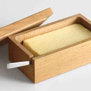 日本製山櫻木牛油盒裝着牛油盒子放在旁邊，目匙羹放在盒內的示範