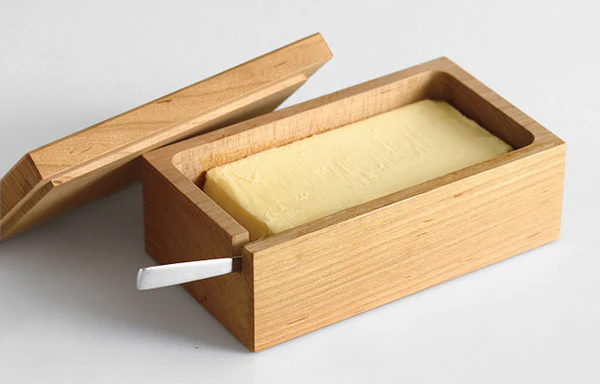 日本製山櫻木牛油盒裝着牛油盒子放在旁邊,目匙羹放在盒內的示範
