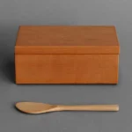 日本製山櫻木牛油盒正面,前面放着目匙羹