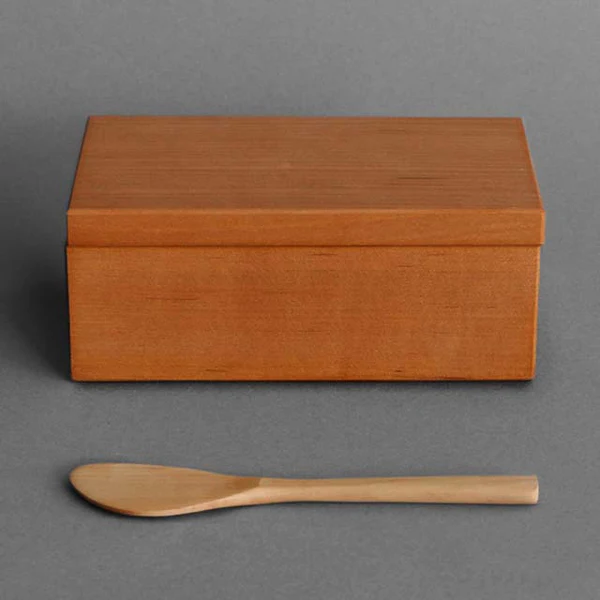 日本製山櫻木牛油盒正面,前面放着目匙羹