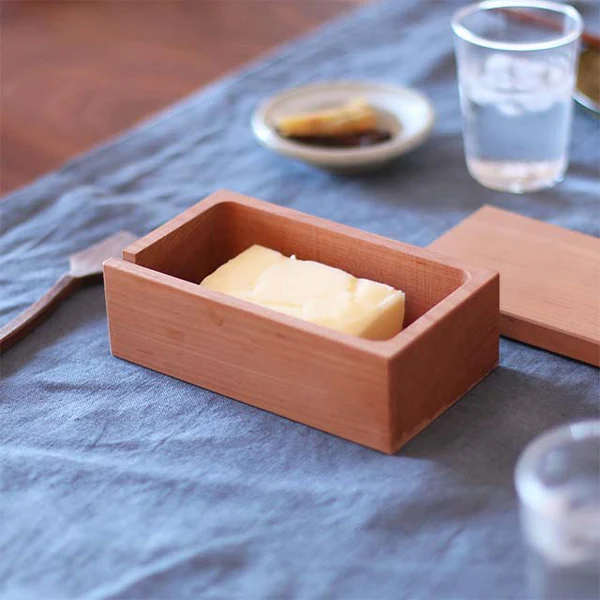 日本製山櫻木牛油盒放桌上,裏面裝着牛油