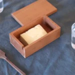 日本製山櫻木牛油盒放桌上,蓋子打開,裏面裝上牛油