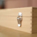 日本製 扁形木製工具收納箱, 扣式鎖扣細節特寫