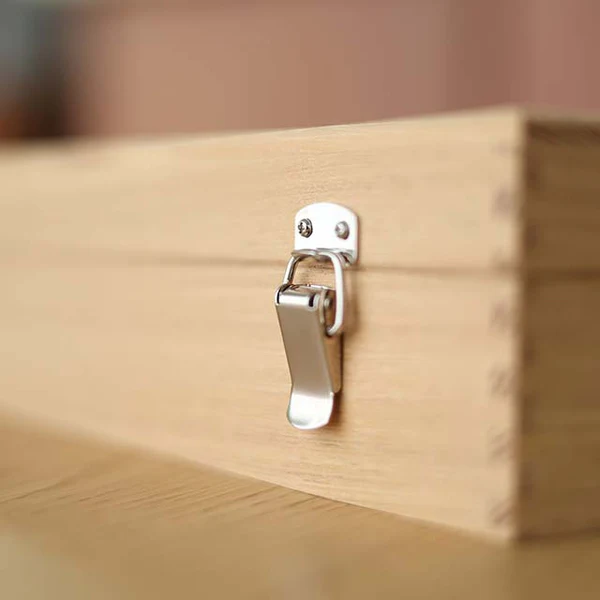 日本製 扁形木製工具收納箱, 扣式鎖扣細節特寫