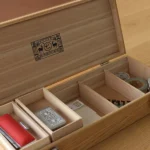 扁形木製工具收納箱, 打開並放有物品展示