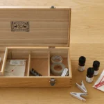 扁形木製工具收納箱, 打開並放有物品展示