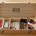 日本製 扁形木製工具收納箱, 手從打開的收納箱中取出物品展示