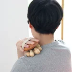 木製按摩器, 男士使用於頸部按摩情境展示