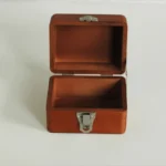 栂木手提小木盒, 打開上蓋內部展示