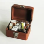 栂木手提小木盒, 打開上蓋並放有物品展示