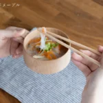 日本木製湯杯 270ml 楓木 手持湯杯 以筷子夾取湯料示意