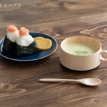 日本木製湯杯 270ml 楓木 桌上盛湯 旁放木匙及餐盤展示