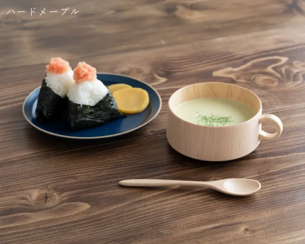 日本木製湯杯 270ml 楓木 桌上盛湯 旁放木匙及餐盤展示