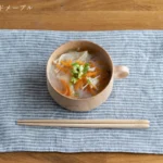 日本木製湯杯 270ml 楓木 俯視角度 可見湯品 旁放筷子展示