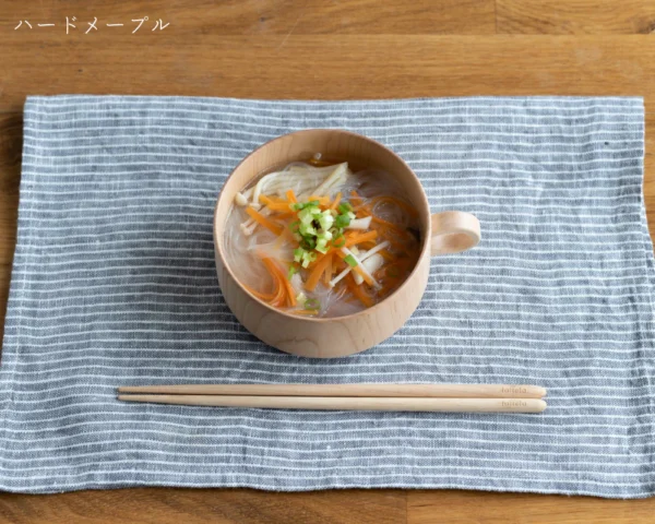 日本木製湯杯 270ml 楓木 俯視角度 可見湯品 旁放筷子展示