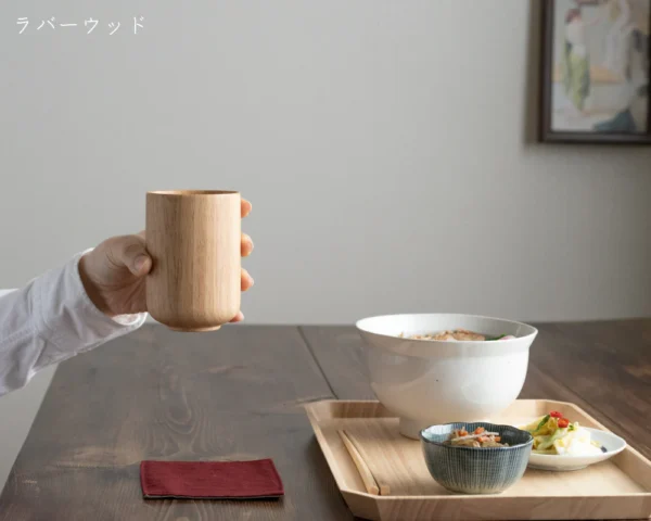日本木製杯子 240ml 橡膠木 餐桌上方手持示意