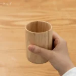 日本木製杯子 240ml 橡膠木 手持示意