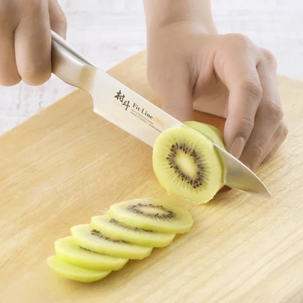 村斗 Fit‑Line 不鏽鋼匠人小刀，切奇異果示範