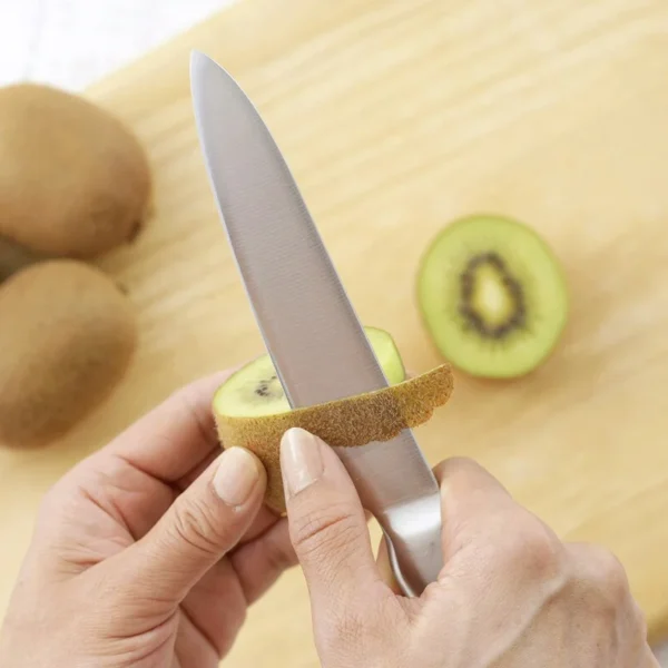 村斗 Fit‑Line 不鏽鋼匠人小刀 ，用來批奇異果皮的示範