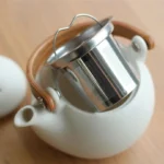 SALIU YUI 祥「結」日本製美濃燒日式茶壺 600ml 白色 桌上展示 茶隔置於壺上 蓋子放旁邊