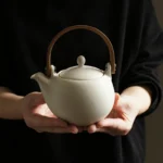 SALIU YUI 祥「結」日本製茶壺 330ml 白色 雙手手持示意