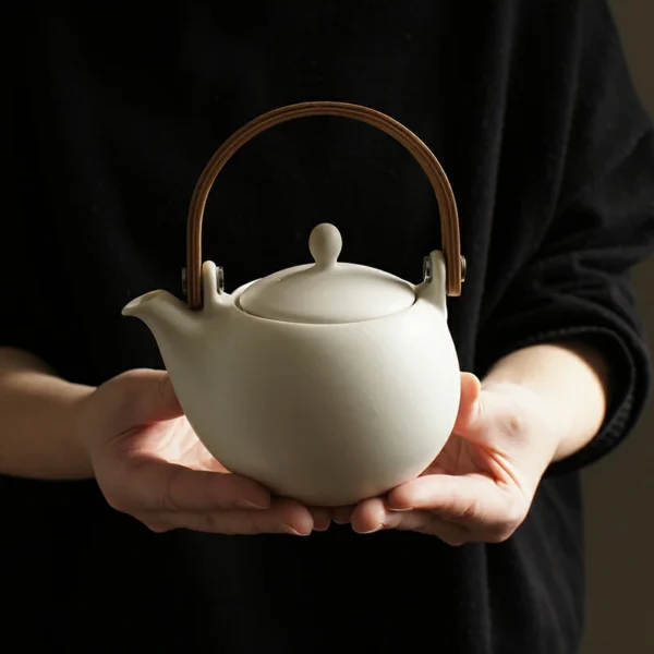 SALIU YUI 祥「結」日本製茶壺 330ml 白色 雙手手持示意