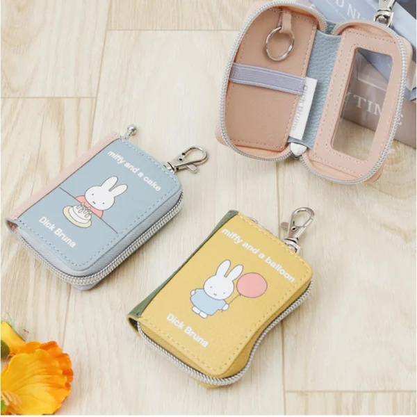 Miffy 書本造型智能鑰匙包 黃色・粉紅色・藍色｜木地板情境展示照