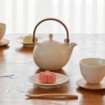 SALIU YUI 祥「結」日本製茶壺連茶杯 3件套裝 330ml 白色款式 桌上使用示意