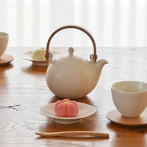 SALIU YUI 祥「結」日本製茶壺連茶杯 3件套裝 330ml 白色款式 桌上使用示意