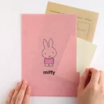 Miffy A5 多層文件夾 - 粉紅， 雙手拿着放文件的示範圖