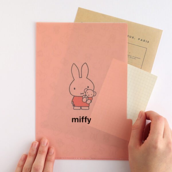 Miffy A5 多層文件夾 - 珊瑚色， 雙手拿着放進文件的示範圖