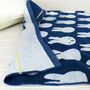 Miffy 米飛兔北歐風緹花純棉毛巾被鋪蓋於床上的使用情境圖