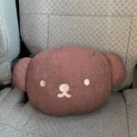 Miffy Boris 汽車用睡枕公仔放在汽車座位上