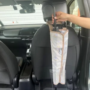 手放在袋中長傘上的近拍圖