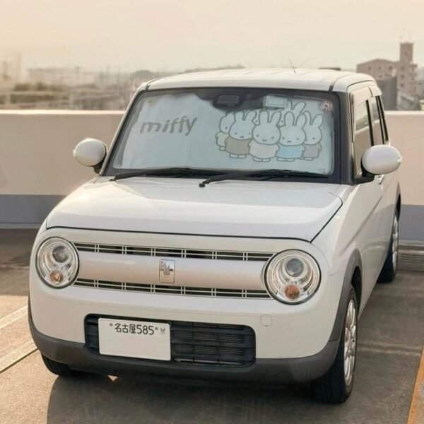 Miffy 可摺式遮光板 Friends, 安裝於汽車前擋風玻璃側角度展示