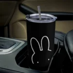 Miffy 米飛兔不鏽鋼附蓋保溫保冷杯（600ml／黑色）放置於汽車前座兩座椅間杯架的近距離使用情境特寫圖