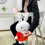 Miffy 米飛兔立體公仔掛式紙巾套（直式壁掛收納款）掛在桌邊側面的使用示範圖