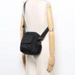 OUTDOOR × Miffy 刺繡斜揹袋 - 黑色 模特兒孭住的展示圖